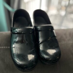 Size 38 Patent leather danskos
